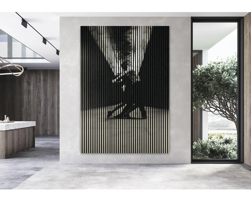 Innenraum mit Akustikpaneel an der Wand, das ein Tanzpaar zeigt