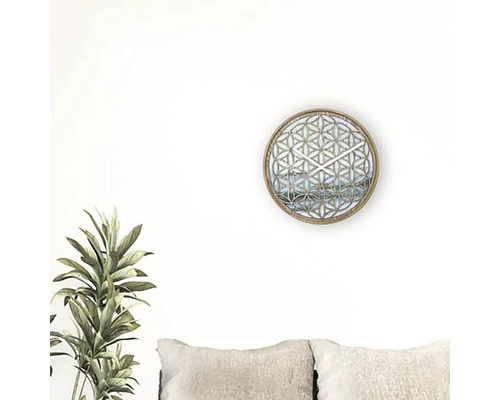 Wanduhr mit geometrischem Muster im Wohnzimmer