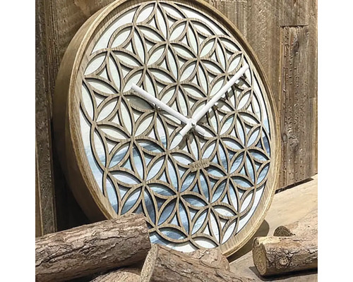 Dekorative Holzwanduhr mit Blumenmuster und weißen Zeigern