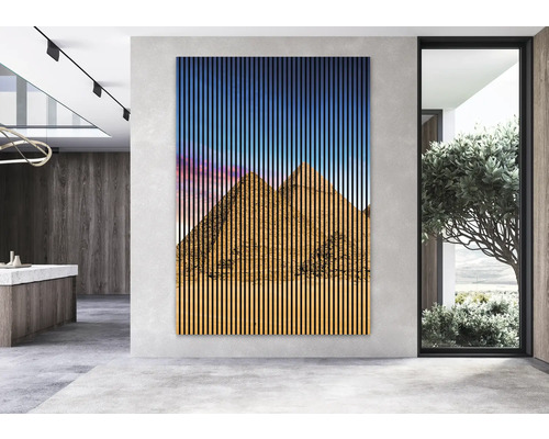 Innenraum mit Wandpaneel mit Pyramidenmotiv