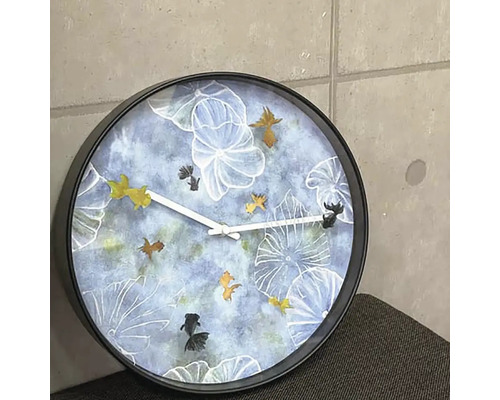 Dekorative Wanduhr mit Blumen- und Fischmotiven für Wohnräume