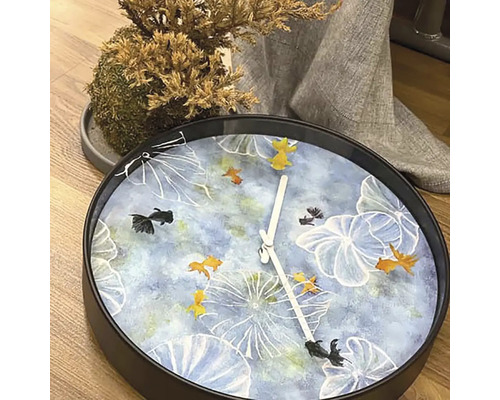 Dekorative Wanduhr mit Fischmotiven und Seerosen