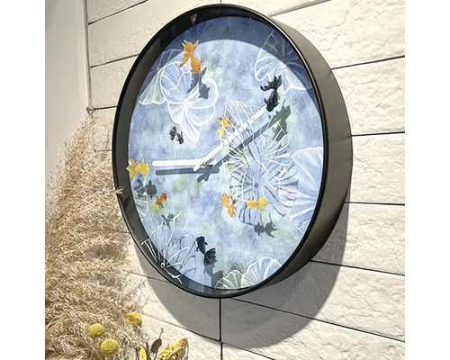 Wanduhr mit Fischmotiven und schwarzem Rahmen