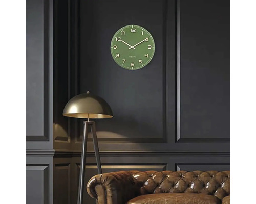 Wanduhr im Wohnzimmer mit Stehlampe und Ledersofa