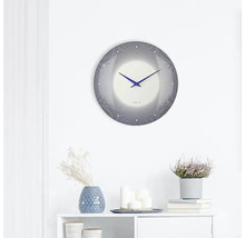 Wanduhr mit geometrischem Muster und Zeigern