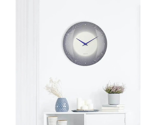 Wanduhr mit geometrischem Muster und Zeigern