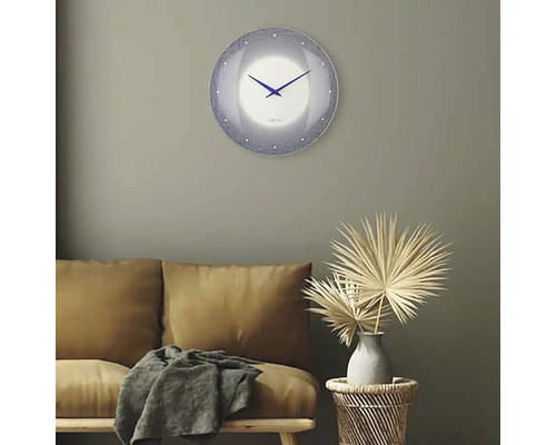 Wohnzimmer mit Couch, Beistelltisch mit Dekoration und runder Wanduhr