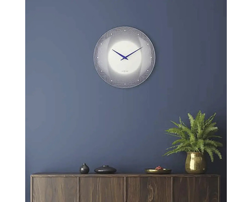 Wanduhr mit Zifferblatt und Zeigern an einer Wand über einem Schrank