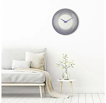 Wohnzimmer mit Sofa, Beistelltisch und Wanduhr