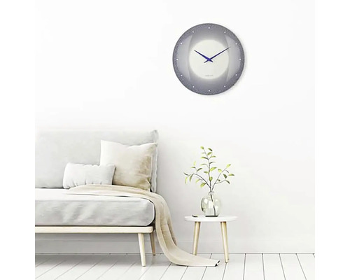 Wohnzimmer mit Sofa, Beistelltisch und Wanduhr