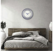 Schlafzimmer mit Bett und runder Wanduhr