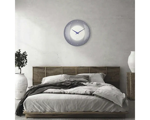 Schlafzimmer mit Bett und runder Wanduhr