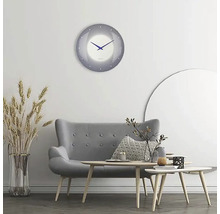 Wohnzimmer mit grauer Couch, Holztischen und runder Wanduhr