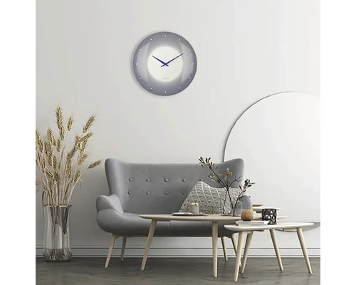 Wohnzimmer mit grauer Couch, Holztischen und runder Wanduhr