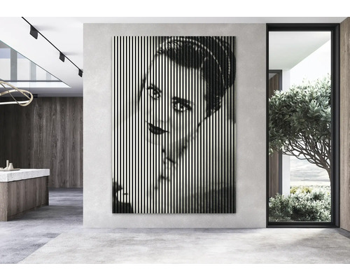 Wohnraum mit einer Wanddekoration, die das Gesicht einer Frau in vertikalen Linien darstellt.