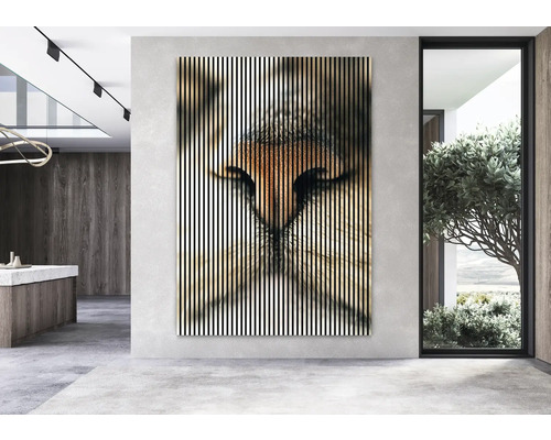 Dekoratives Wandbild mit Tiermotiv und vertikalen Streifen in einem modernen Raum