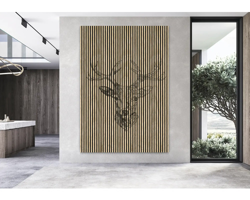 Wandpaneel mit Hirschmotiv aus Holzlatten in einem modernen Raum