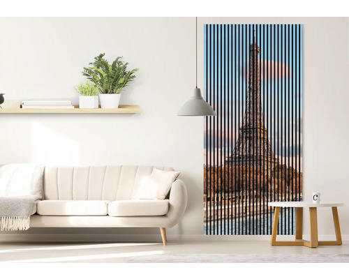 Wohnzimmer mit Sofa, Tisch und Wandbild mit Eiffelturm-Motiv