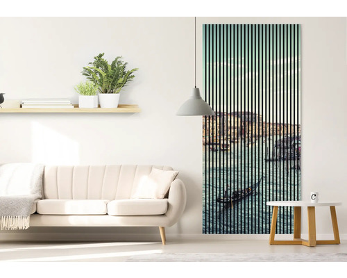 Wohnzimmer mit Sofa, Regal und Akustikbild mit Venedig Motiv