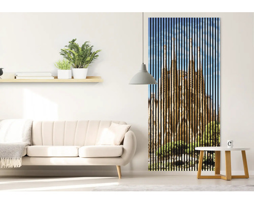 Raumszene mit Sofa, Beistelltisch, Hängelampe, Regal und Lamellenbild mit Architekturmotiv