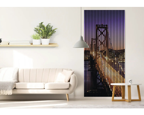 Wohnzimmer mit Sofa, Regal und einem Wandschirm mit einem Brückenmotiv.