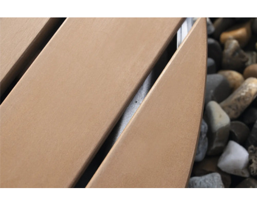 Detailaufnahme eines Gartentisches mit Lattenmuster