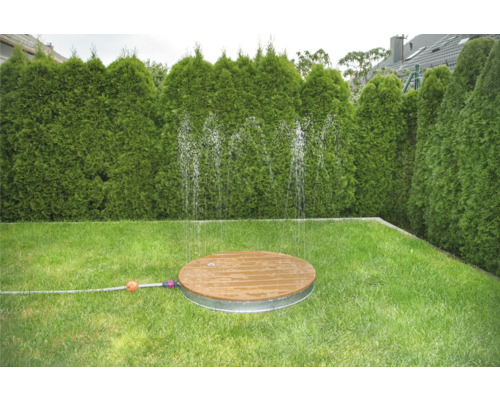 Garten mit Rasensprenger aus Holz und Metall