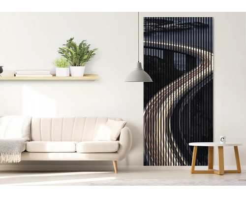 Wohnzimmer mit Sofa, Regal, Beistelltisch, Lampe und Akustikpaneel mit Straßenmotiv