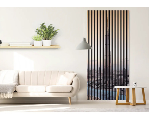 Wohnzimmer mit Sofa, Tisch und Wandpaneel mit Skyline-Motiv