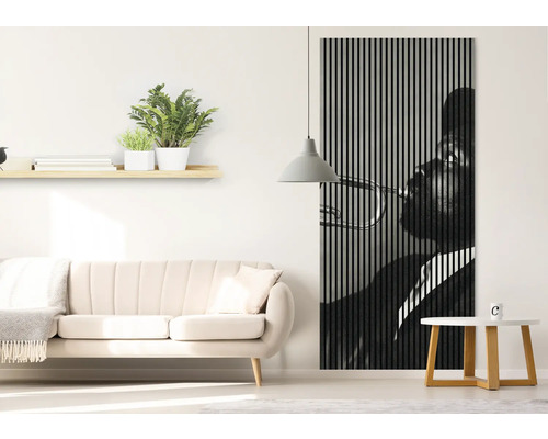 Wohnzimmer mit Sofa, Tisch und Wandbild mit Jazzmotiv