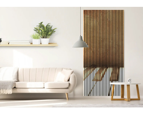 Wohnzimmer mit Sofa, Regal, Zimmerpflanzen, Lampe, Beistelltisch und Wandpaneel aus Holz