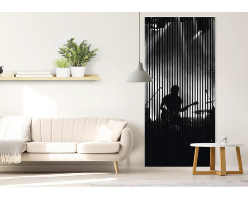 Wohnzimmer mit Sofa, Beistelltisch und Akustikbild mit Bandmotiv