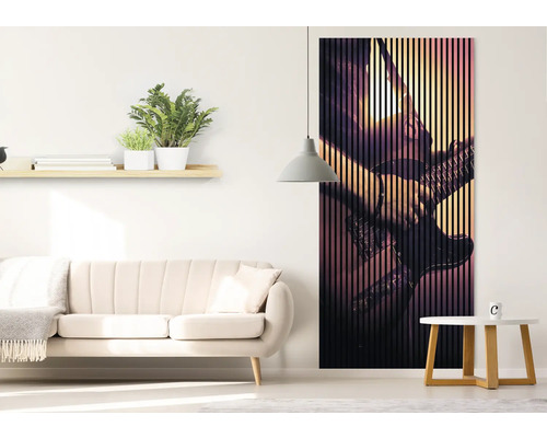 Wohnzimmer mit Sofa, Regal, Lampe und Wandpaneel mit Gitarrenmotiv