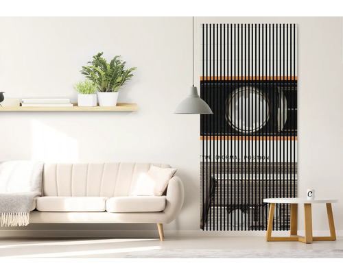 Wohnzimmer mit Sofa, Beistelltisch, Regal und einem Lamellenvorhang mit Grafikdruck als Dekoration.