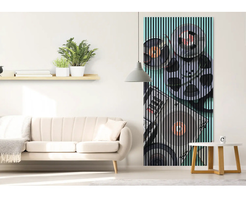 Wohnzimmer mit Sofa, Regal und einem Dekoelement mit Schallplattenmotiv