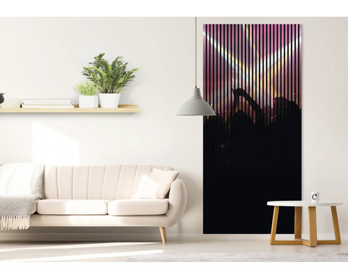 Raumszene mit einer schwarzen Lamellentür, die eine Menschenmenge zeigt