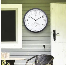 Analoge Wanduhr mit Thermometer für den Außenbereich an Hauswand