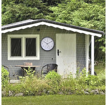 Gartenszene mit Gartenhaus, Gartenmöbeln und einer Wetterstation im Regen