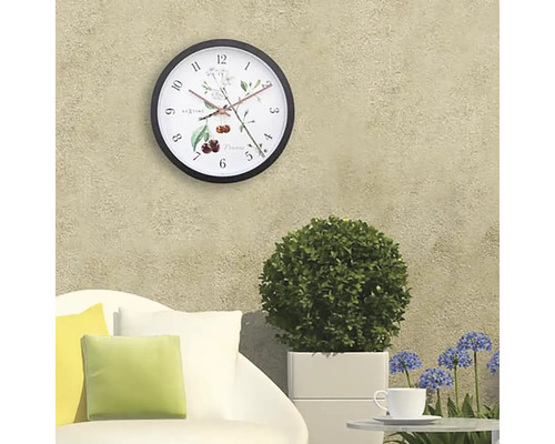 Wanduhr mit Pflanzenmotiv im Außenbereich