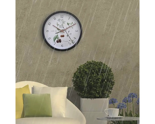 Wanduhr mit Blumenmuster im Außenbereich