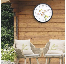 Garten Szene mit Wanduhr, Stühlen und Kissen