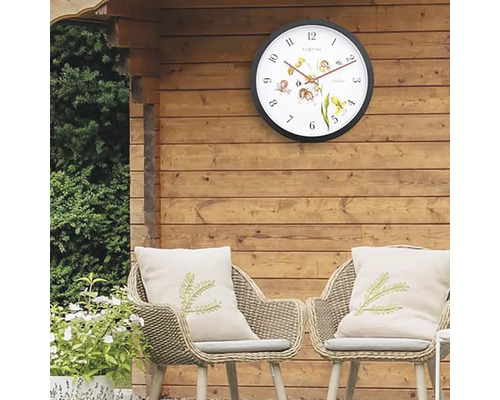 Garten Szene mit Wanduhr, Stühlen und Kissen