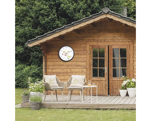 Gartenhaus mit Wanduhr, Gartenmöbeln und Dekorationen