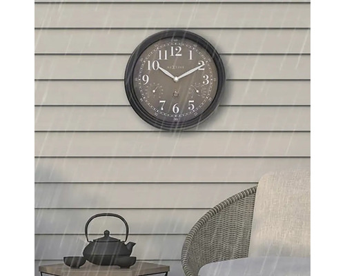 Analoge Außenuhr mit Thermometer- und Hygrometeranzeige an einer Hauswand