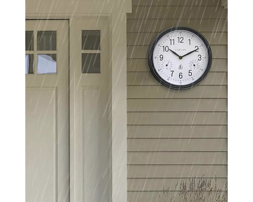 Wanduhr mit Thermometer und Hygrometer im Außenbereich bei Regen