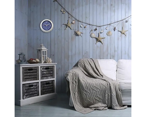 Wohnzimmer im maritimen Stil mit Kommode, Sofa, Uhr und Dekoration