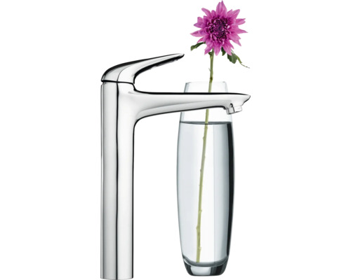 Chromfarbene Waschtischarmatur neben einer Vase mit einer einzelnen Blüte