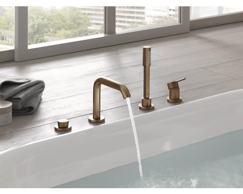 Freistehende Badewanne mit Armatur und Handbrause im Badezimmer