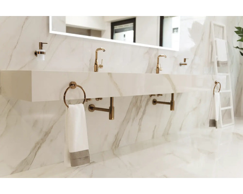 Modernes Badezimmer mit Doppelwaschbecken, Armaturen und Handtüchern