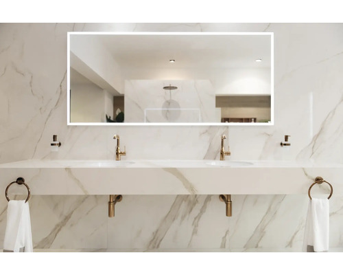 Helles Badezimmer mit Doppelwaschbecken und rechteckigem Spiegel mit Beleuchtung